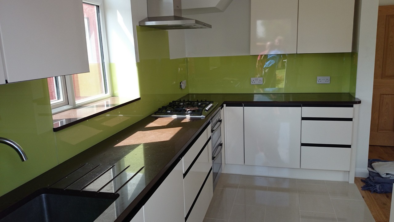 Lime green glass kitchen splashback installed by Finsbury Park glaziers